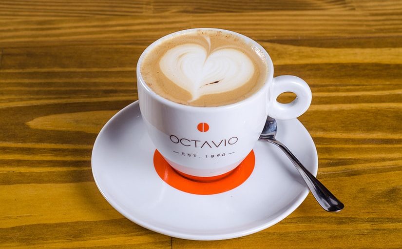 Octavio Café ensina a fazer um Cappuccino com desenho de coração